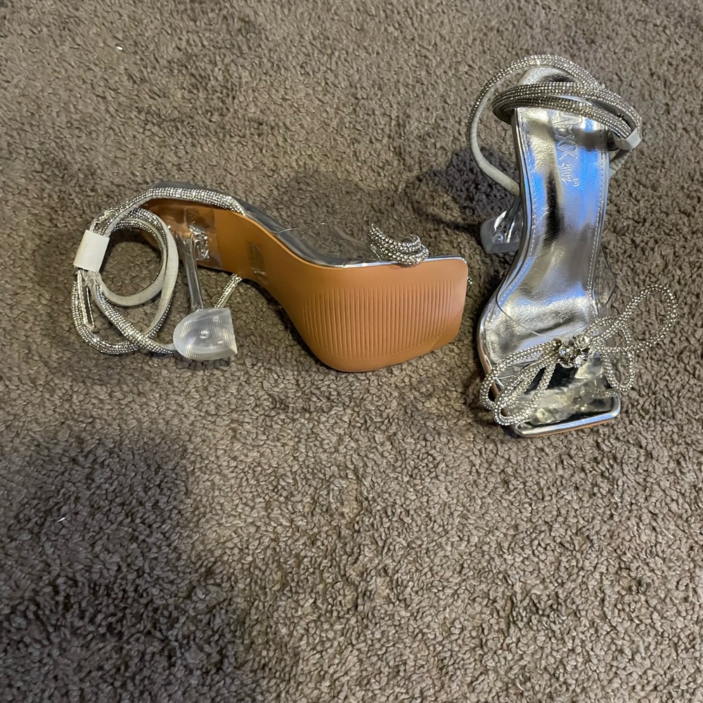 Bow heels